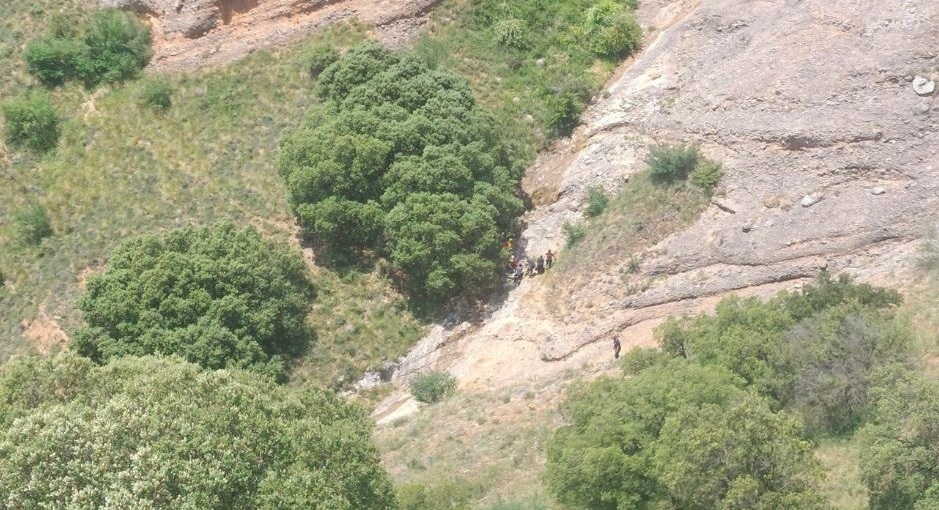 Los servicios de emergencias en la vía ferrata de Miraveche tras la caída de la escaladora.