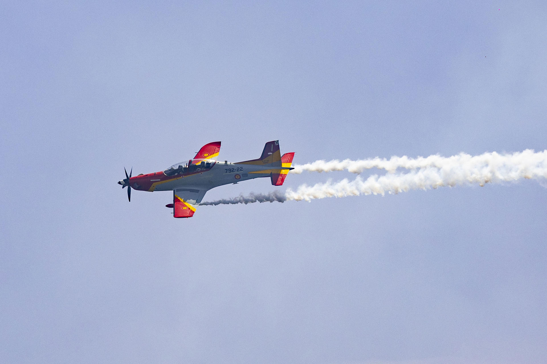 El avión de la escuela de la Academia General del Aire de San Javier (AGA) PC-21 Pilatus.