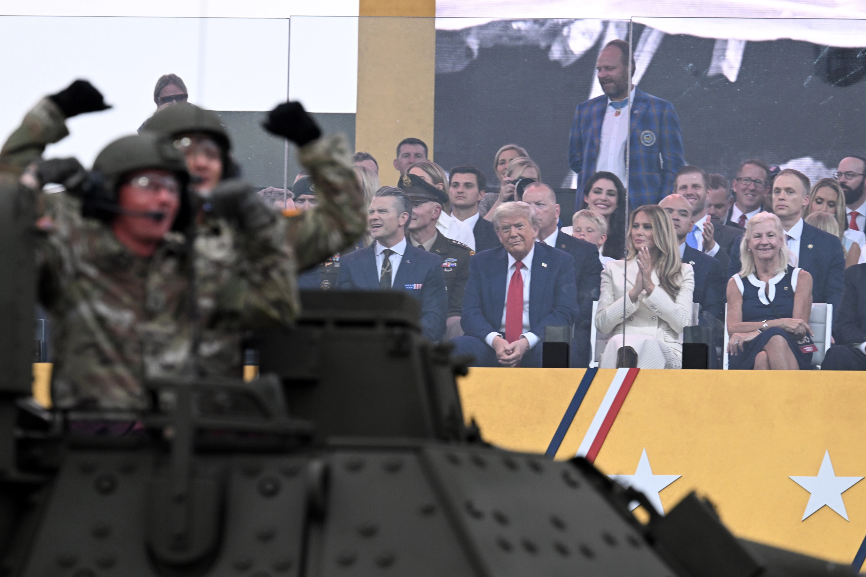 El presidente Trump y la primera dama presiden el desfile militar en Washington DC.