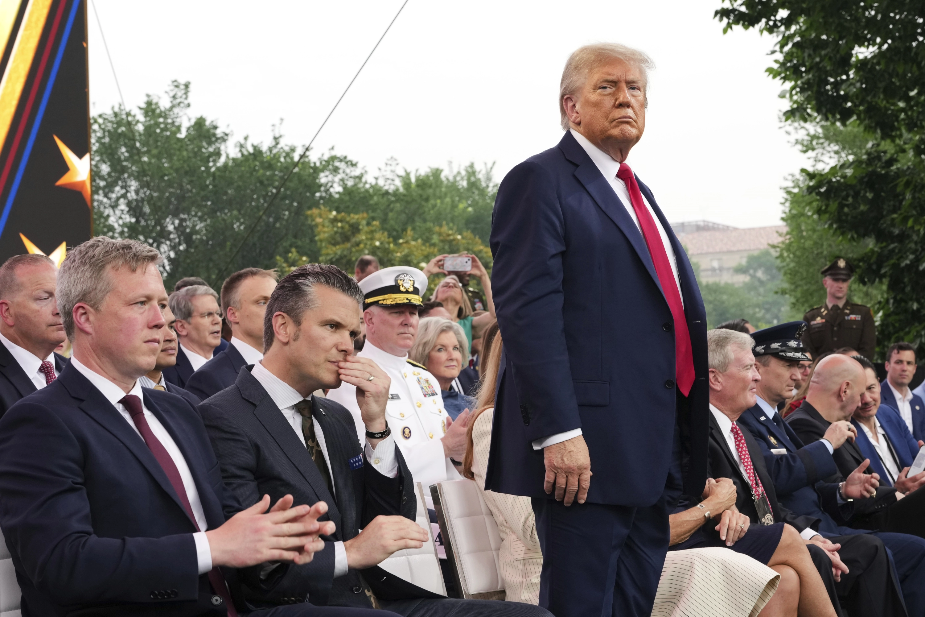 El presidente de EE UU, Donald Trump, observa el desfile militar en honor al 250 aniversario del Ejército estadounidense, coincidiendo con su 79 cumpleaños.