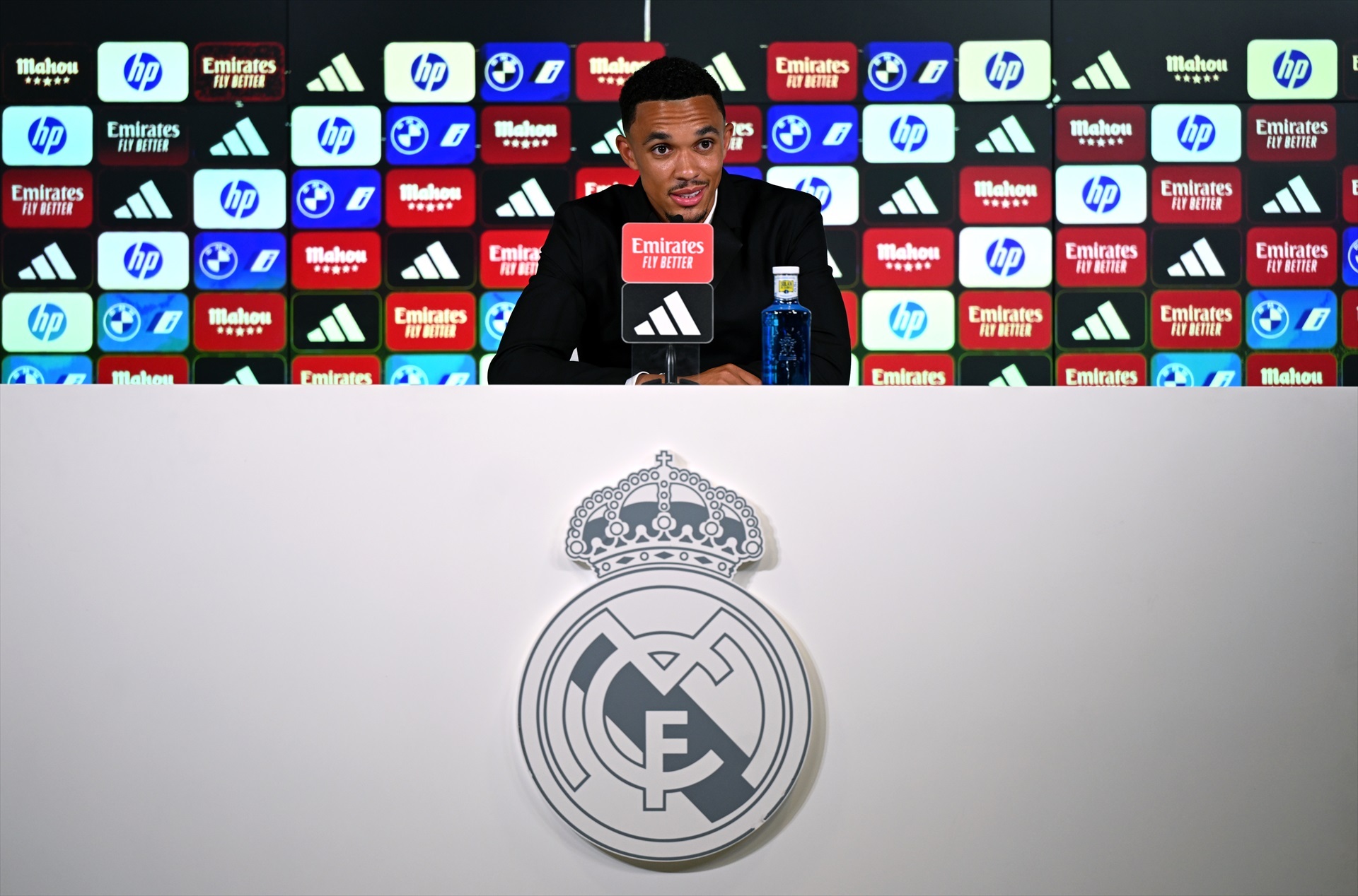 Trent Alexander-Arnold en la Rueda de Prensa de Su Apresenta.