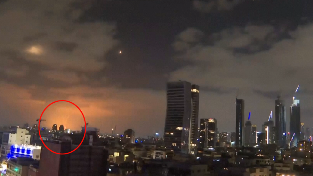 Imagen que muestra la explosión de un misil iraní en Tel Aviv, en una nueva madrugada de bombardeos el 16 de junio de 2025.