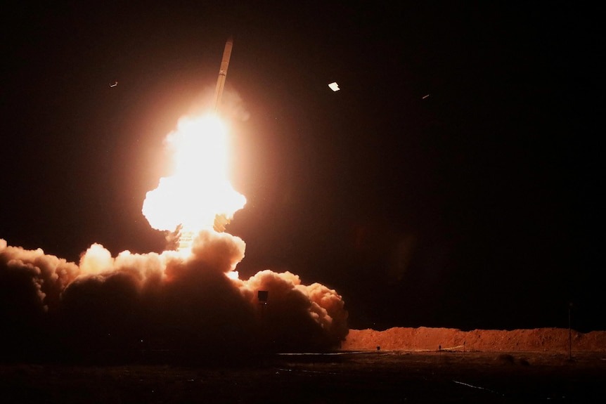 Imagen de archivo de un misil lanzándose durante un ejercicio de defensa aérea en un lugar no revelado de Irán.