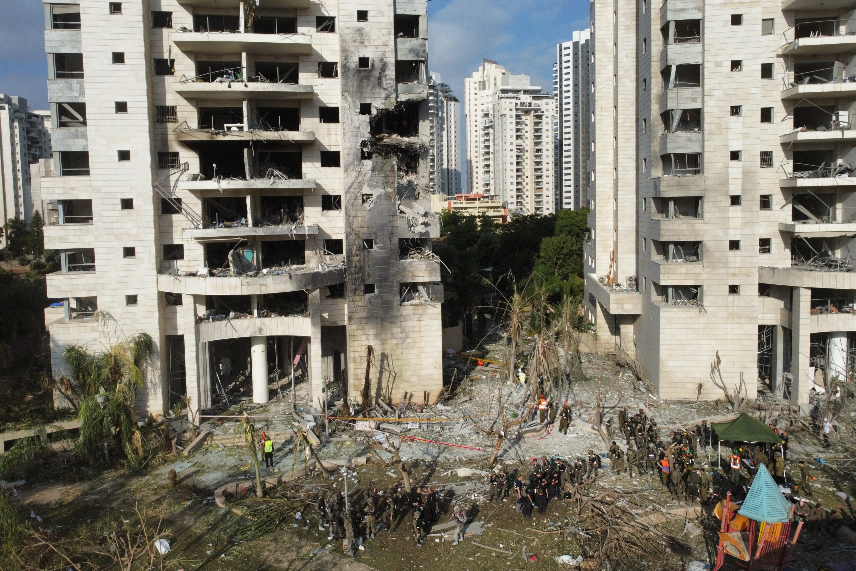 Lugar donde misiles balísticos iraníes impactaron edificios residenciales en Petah Tikva, Israel, el 16 de junio de 2025.
