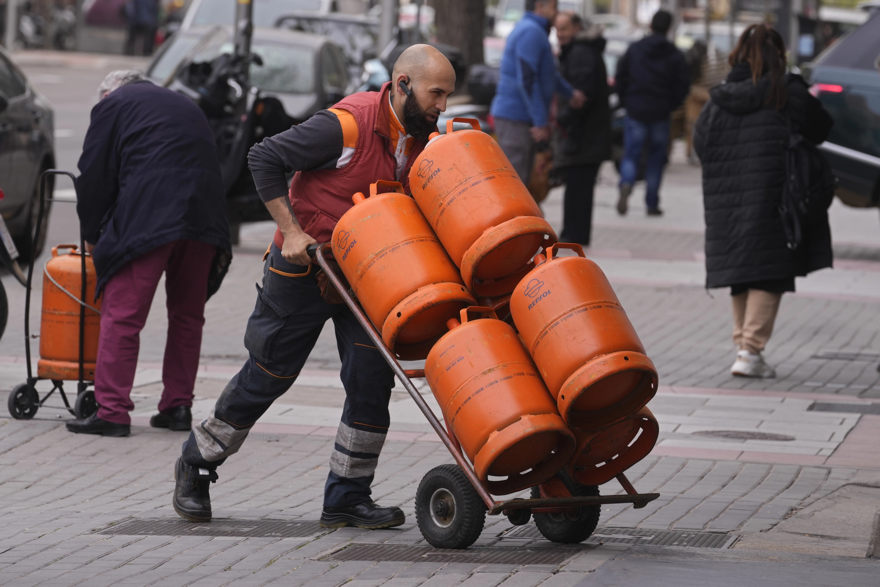 On Trabajador Carga con Bombonas de Butano para Su Reparto En Madrid En Una Imagen de Archivo.
