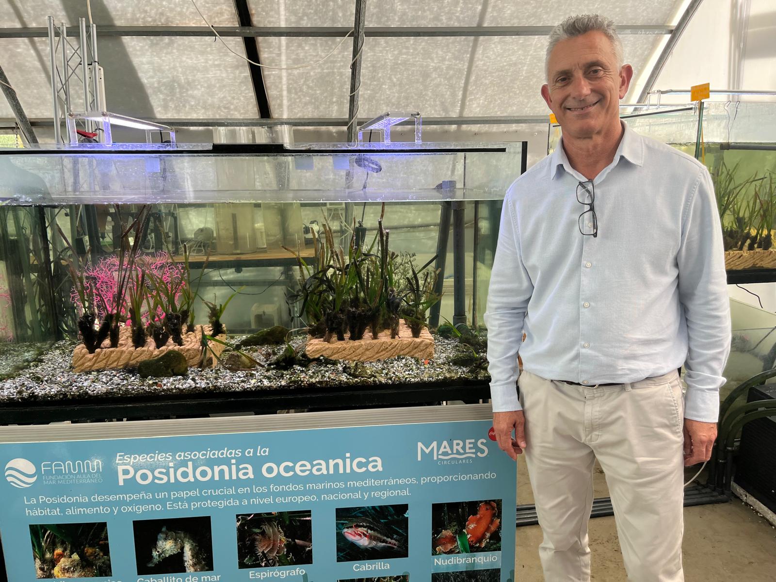 Juan Antonio López Jaime, junto a uno de sus cultivos de posidonia.