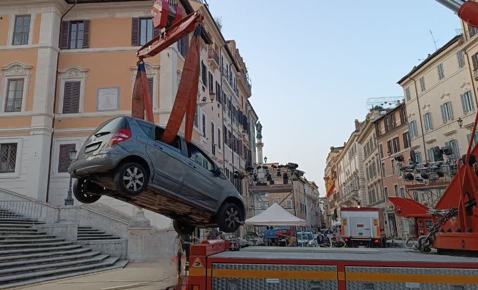 Coche que recorrió la escalinata de la Plaza de España en Roma.