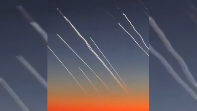 Imagen que muestra los misiles lanzados por Irán vistos desde el interior del avión.