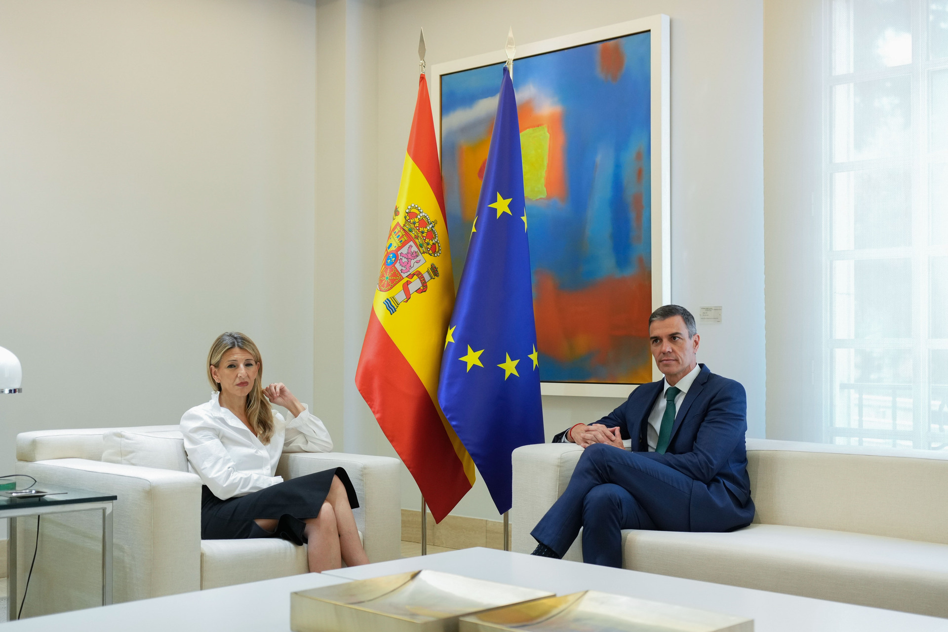MADRID, 16/06/2025.- El presidente del Gobierno, Pedro Sánchez, se reúne este lunes en Moncloa con la vicepresidenta segunda, Yolanda Díaz, tras el informe de la UCO que implica al hasta ahora secretario de Organización del PSOE, Santos Cerdán, en el presunto cobro de comisiones. EFE/ Borja Sanchez-trillo
