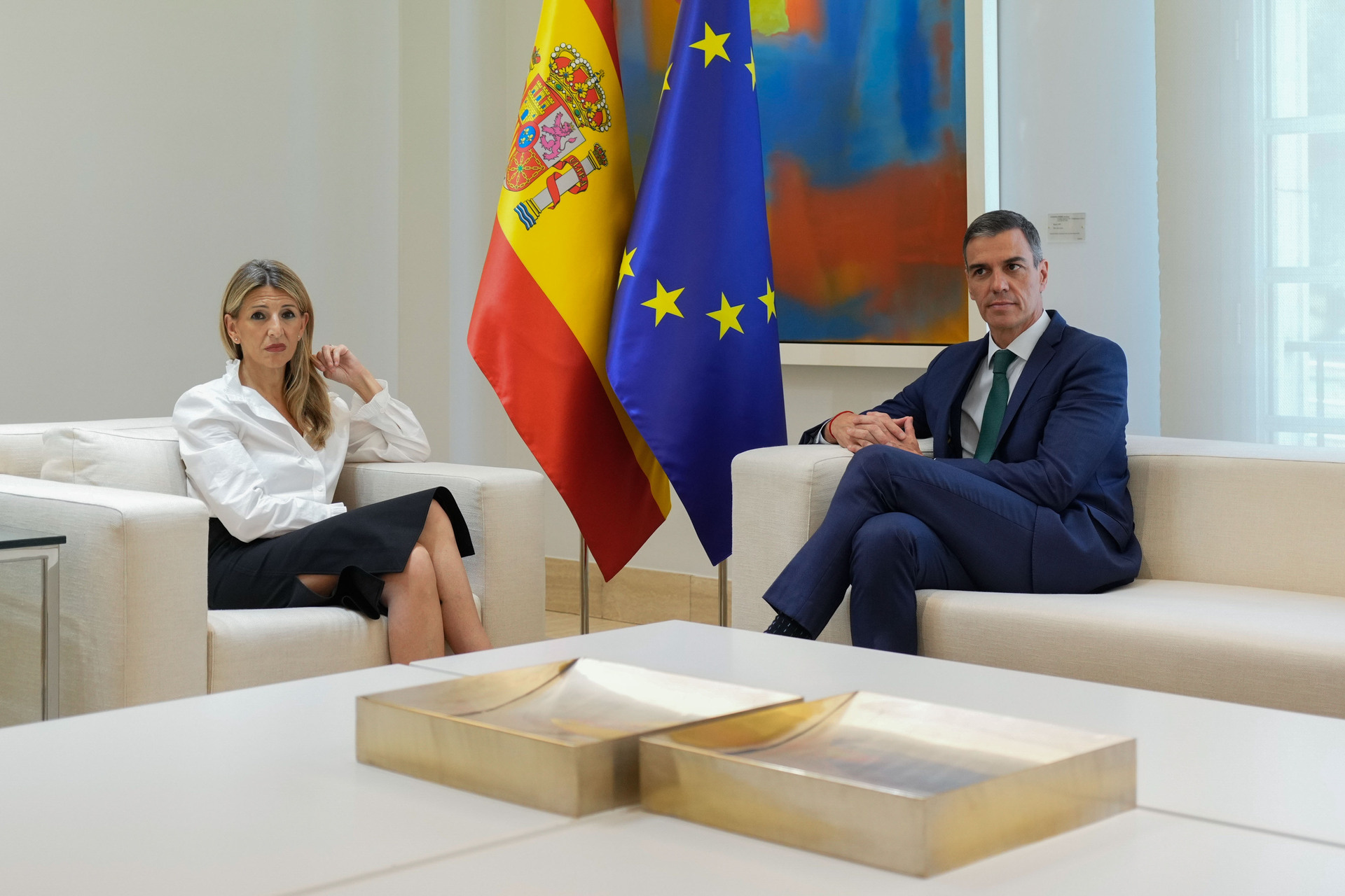 MADRID, 16/06/2025.- El presidente del Gobierno, Pedro Sánchez, se reúne este lunes en Moncloa con la vicepresidenta segunda, Yolanda Díaz, tras el informe de la UCO que implica al hasta ahora secretario de Organización del PSOE, Santos Cerdán, en el presunto cobro de comisiones. EFE/ Borja Sanchez-trillo