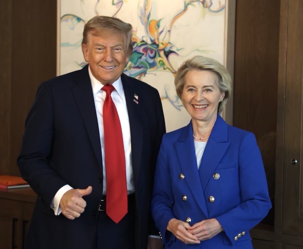 Trump y Von der Leyen han acordado alcanzar un acuerdo. Von der Leyen ha escrito un mensaje en X acompañado de una foto con el presidente estadounidense, ambos sonrientes.