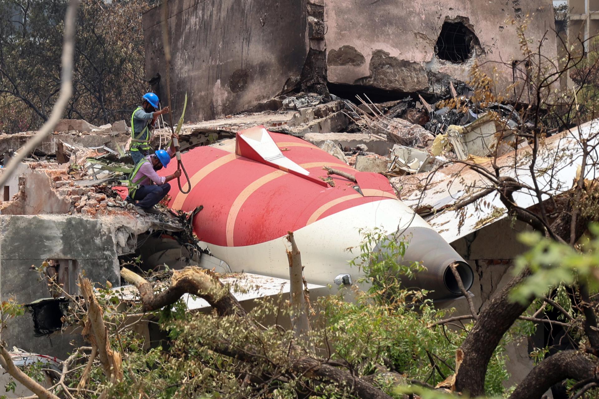 Equipos de rescate inspeccionan los restos del avión de Air India siniestrado el pasado jueves.