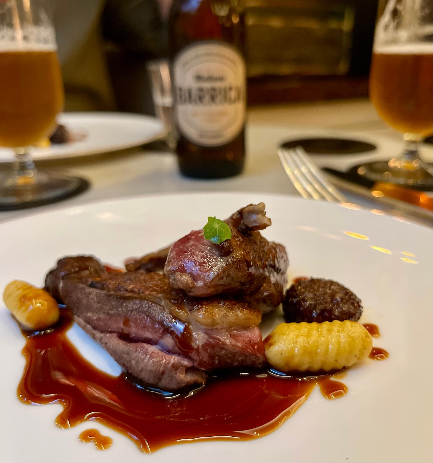 El pichón Mont Royal de Saddle maridado con Mahou Barrica Original.