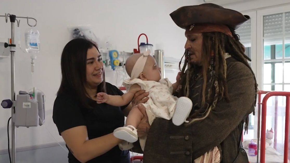 El actor Johnny Depp ha sorprendido con su visita a pacientes del Hospital público Infantil Niño Jesús de la Comunidad de Madrid disfrazado del capitán Jack Sparrow de las películas Piratas del Caribe.
