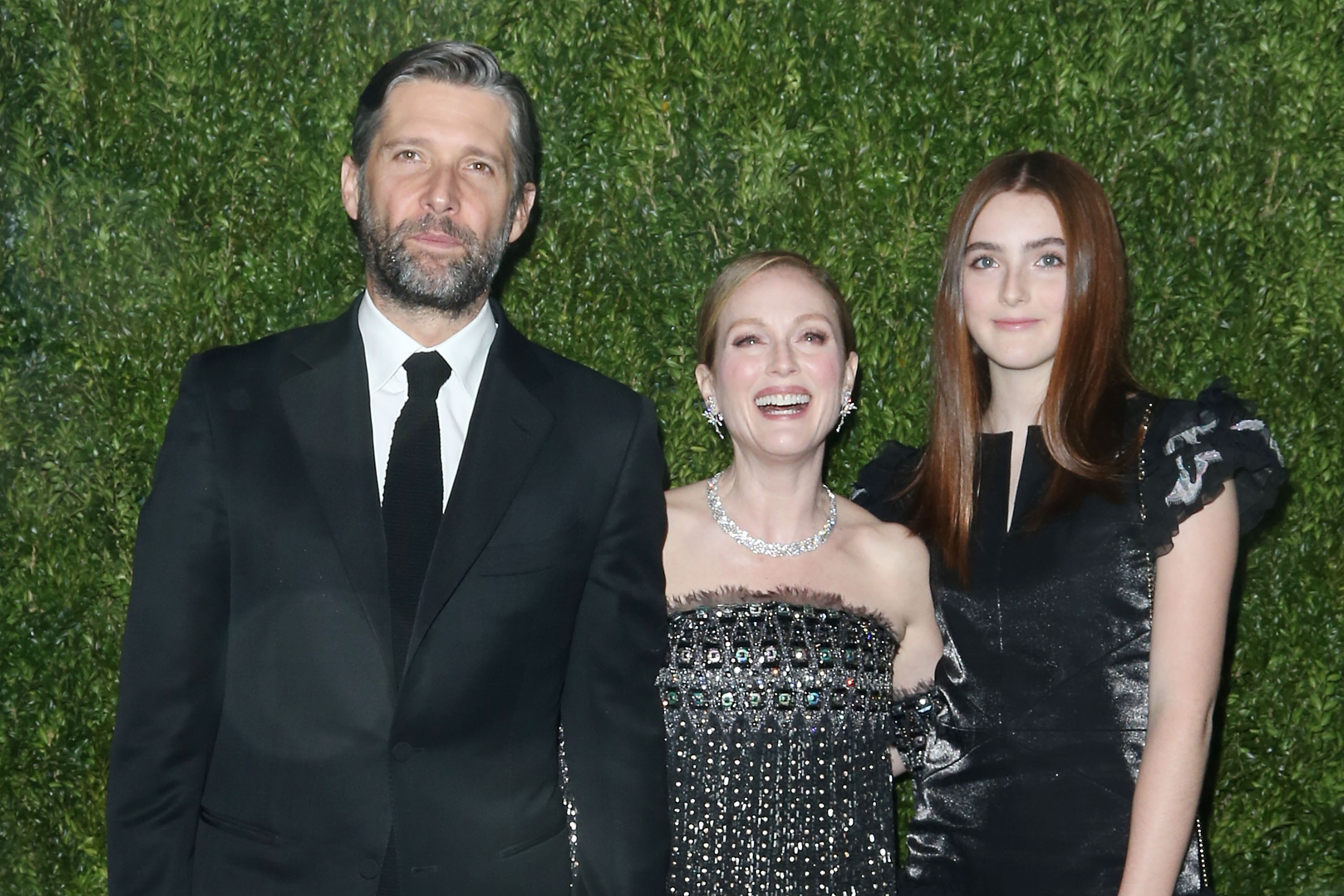 Julianne Moore junto a su hija y su marido Bart Freundlich.