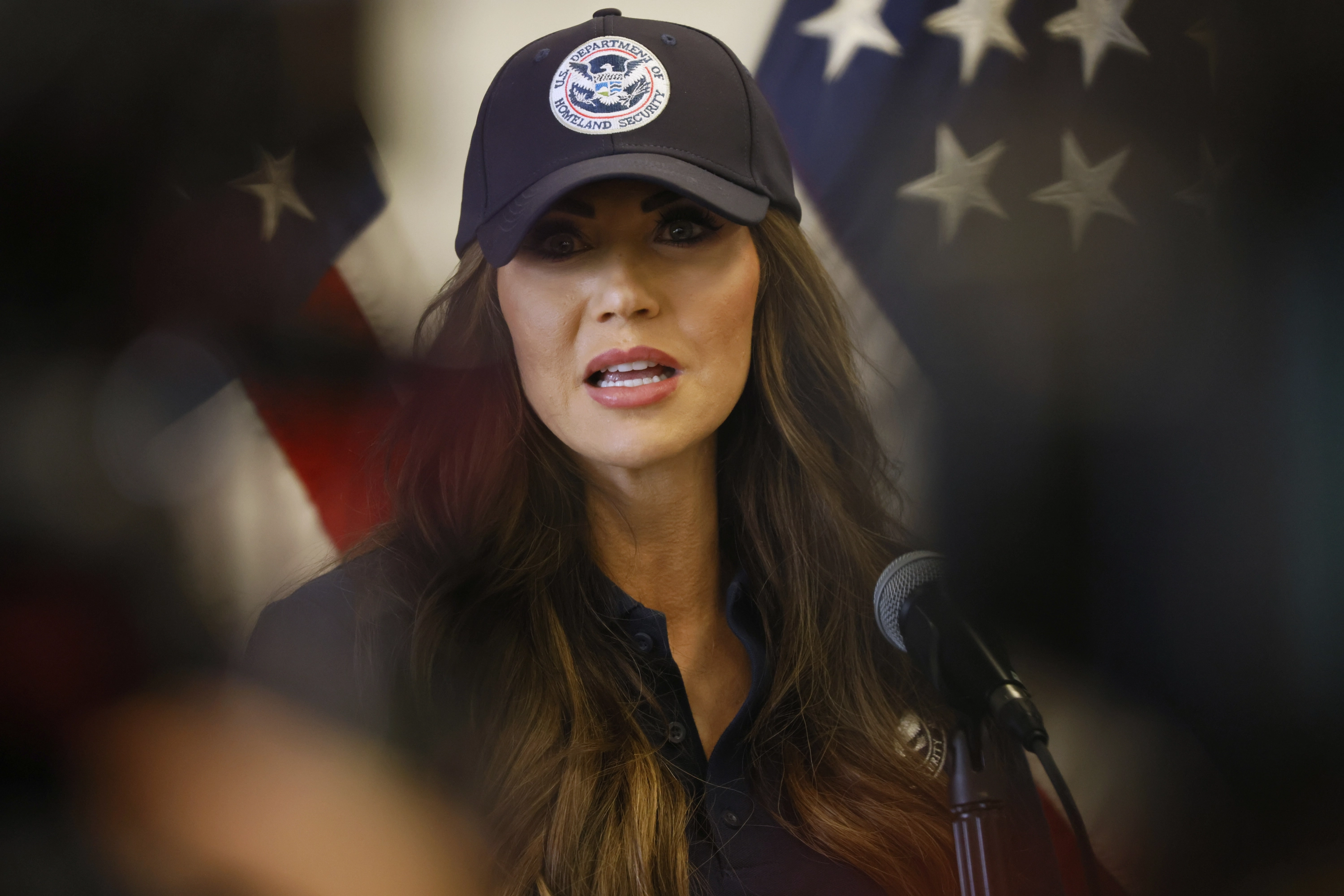 La Secretaria de Seguridad Nacional, Kristi Noem, ofrece una rueda de prensa sobre las recientes protestas en Los Ángeles el jueves 12 de junio de 2025.