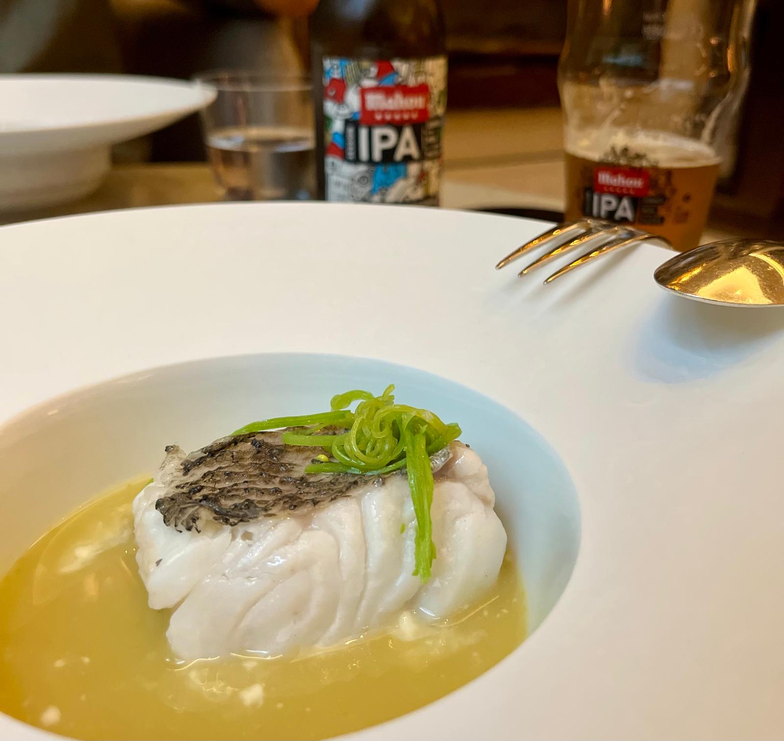 Merluza de pincho, pil-pil de limón, caldo de piparra y vainas maridado con Mahou Cinco Estrellas Session IPA en Saddle.