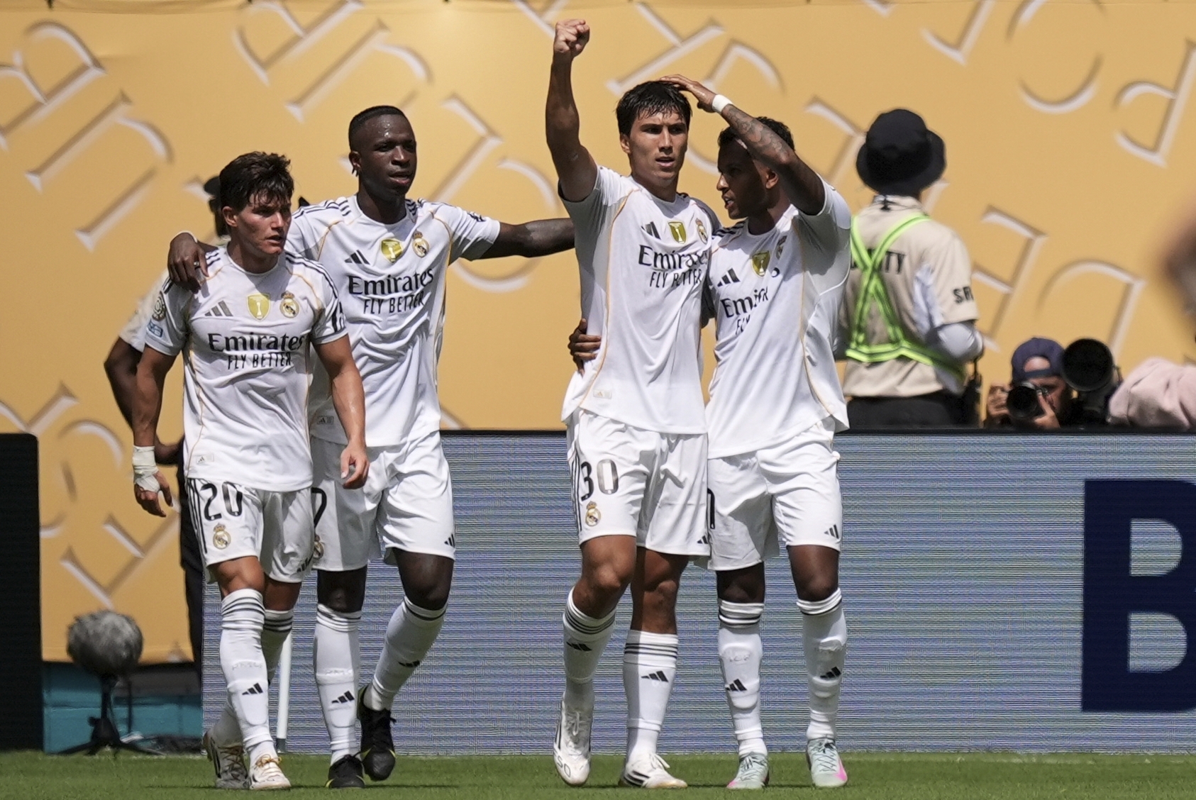 Los jugadores del Real Madrid celebran el gol de Gonzalo al Al Hilal.