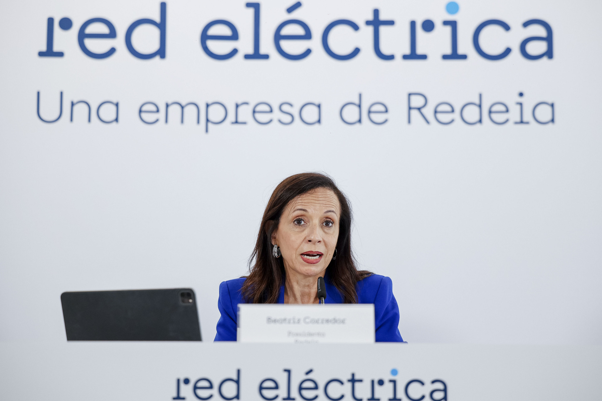 MADRID, 18/06/2025.- La presidenta no ejecutiva de Redeia, Beatriz Corredor, durante la rueda de prensa para presentar el informe del operador del sistema sobre el apagón del pasado 28 de abril en cumplimiento de la normativa vigente, este miércoles en Madrid. EFE/ Daniel Gonzalez