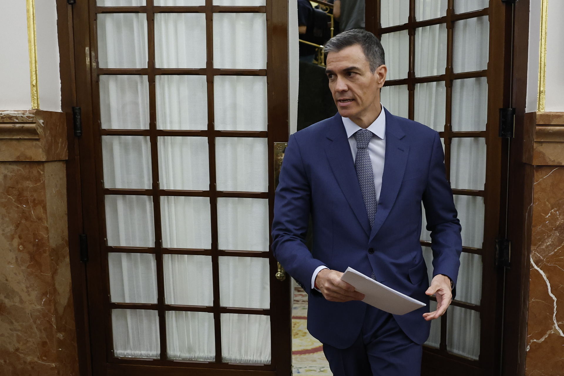MADRID, 18/06/2025.- El presidente del Gobierno, Pedro Sánchez, se va del hemiciclo durante la sesión de control al Ejecutivo que se celebra este miércoles en el Congreso. EFE/Chema Moya