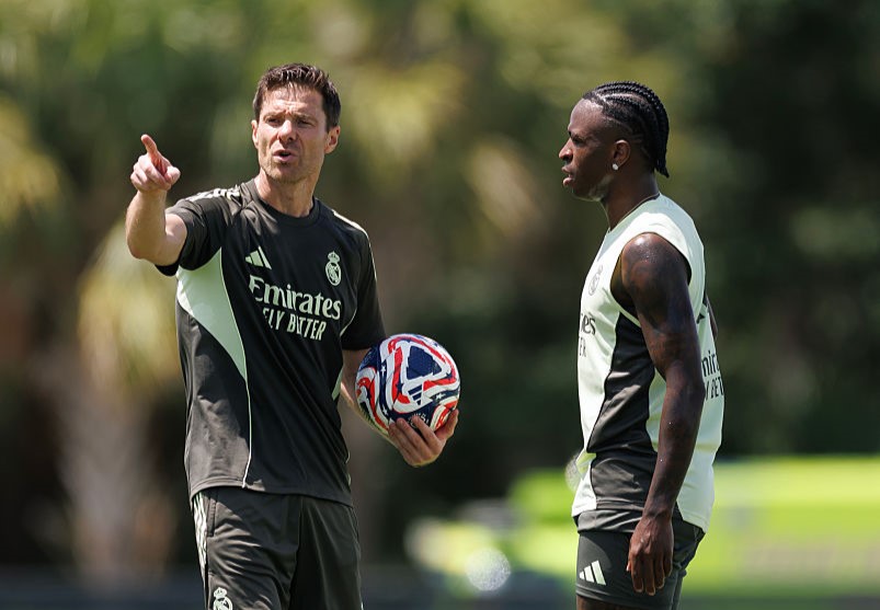 Xabi Alonso Junto A Vinícius en Unn Entrenamiento del Real Madrid.