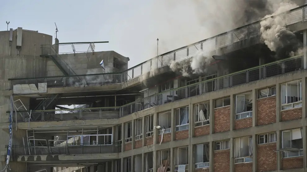 Se eleva humo desde un edificio del complejo hospitalario Soroka tras ser alcanzado por un misil lanzado desde Irán.