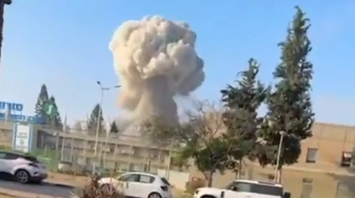 El momento en el que explota el misil iraní en el hospital Soroka de Israel.