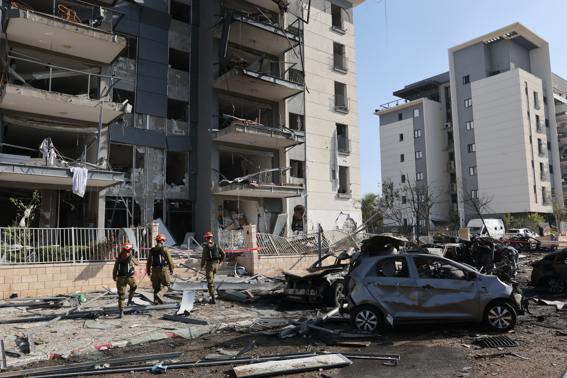 Beer Sheva (Israel), 20/06/2025.- Israeli Home Front Command team member walk at the site where Iranian ballistic missiles struck residential buildingsat the site where Iranian ballistic missiles struck residential buildings in Beer Sheva, southern Israel, 20 June 2025. Israel and Iran have been exchanging fire since Israel launched strikes across Iran on 13 June 2025 as part of Operation 'Rising Lion.' EFE/EPA/ABIR SULTAN