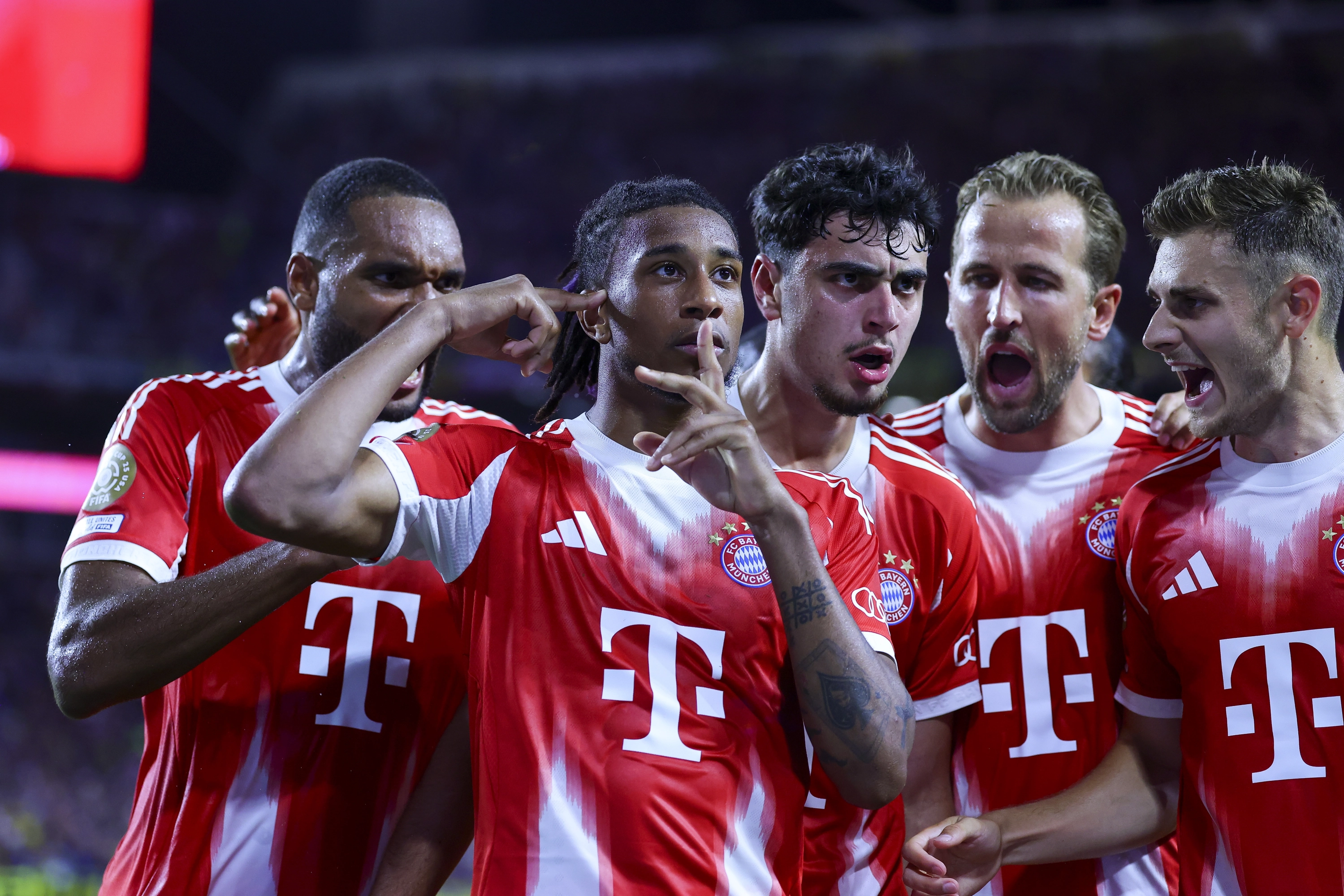 MIAMI (United States), 21/06/2025.- Michael Olise of Bayern Munich (2-L) reacts after scoring during the second half of the FIFA Club World Cup 2025 match between FC Bayern Munich and CA Boca Juniors in Miami, Florida, USA, 20 June 2025. (Mundial de Fútbol) EFE/EPA/CRISTOBAL HERRERA-ULASHKEVICH
