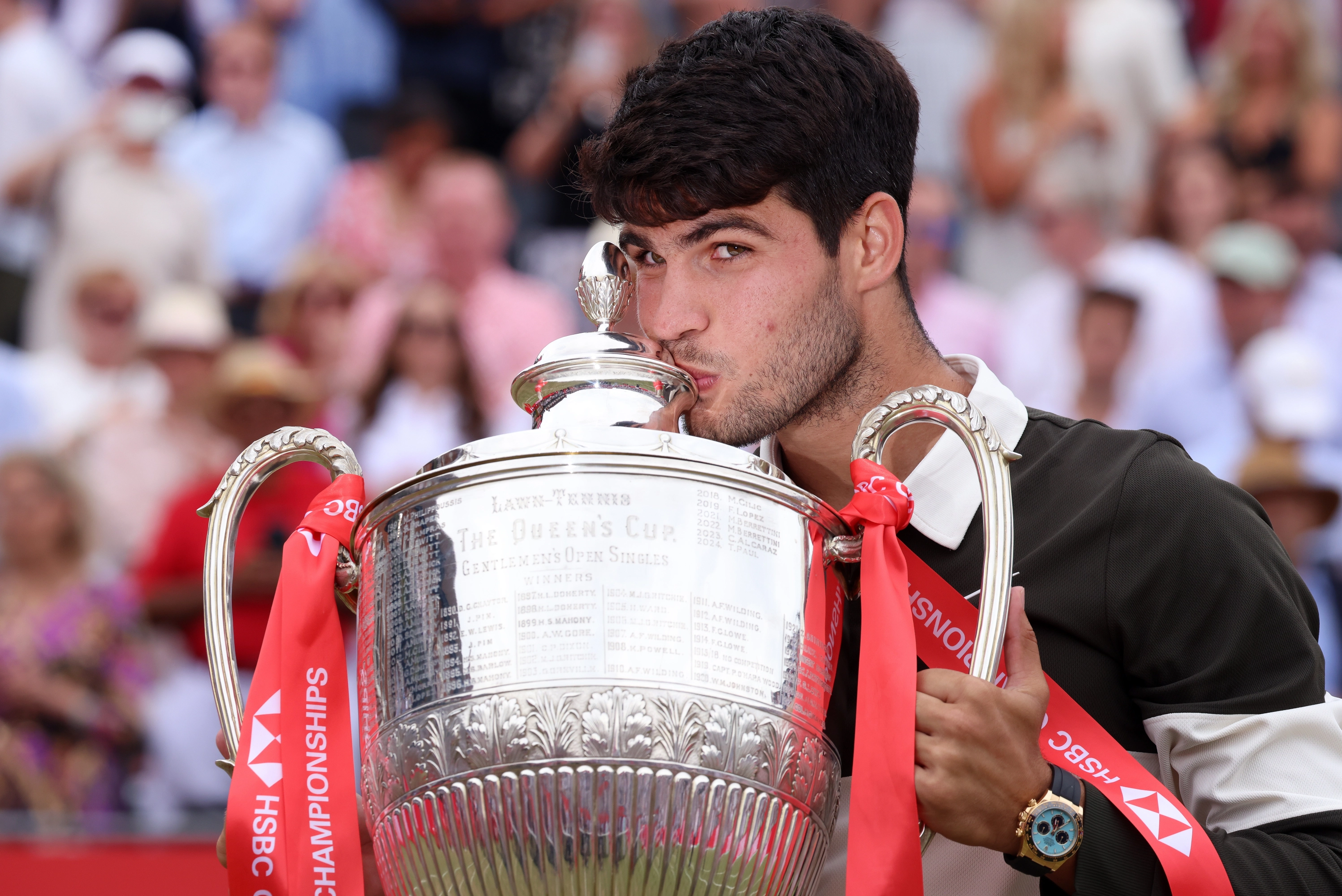 Carlos Alcaraz besa el trofeo de Queen's