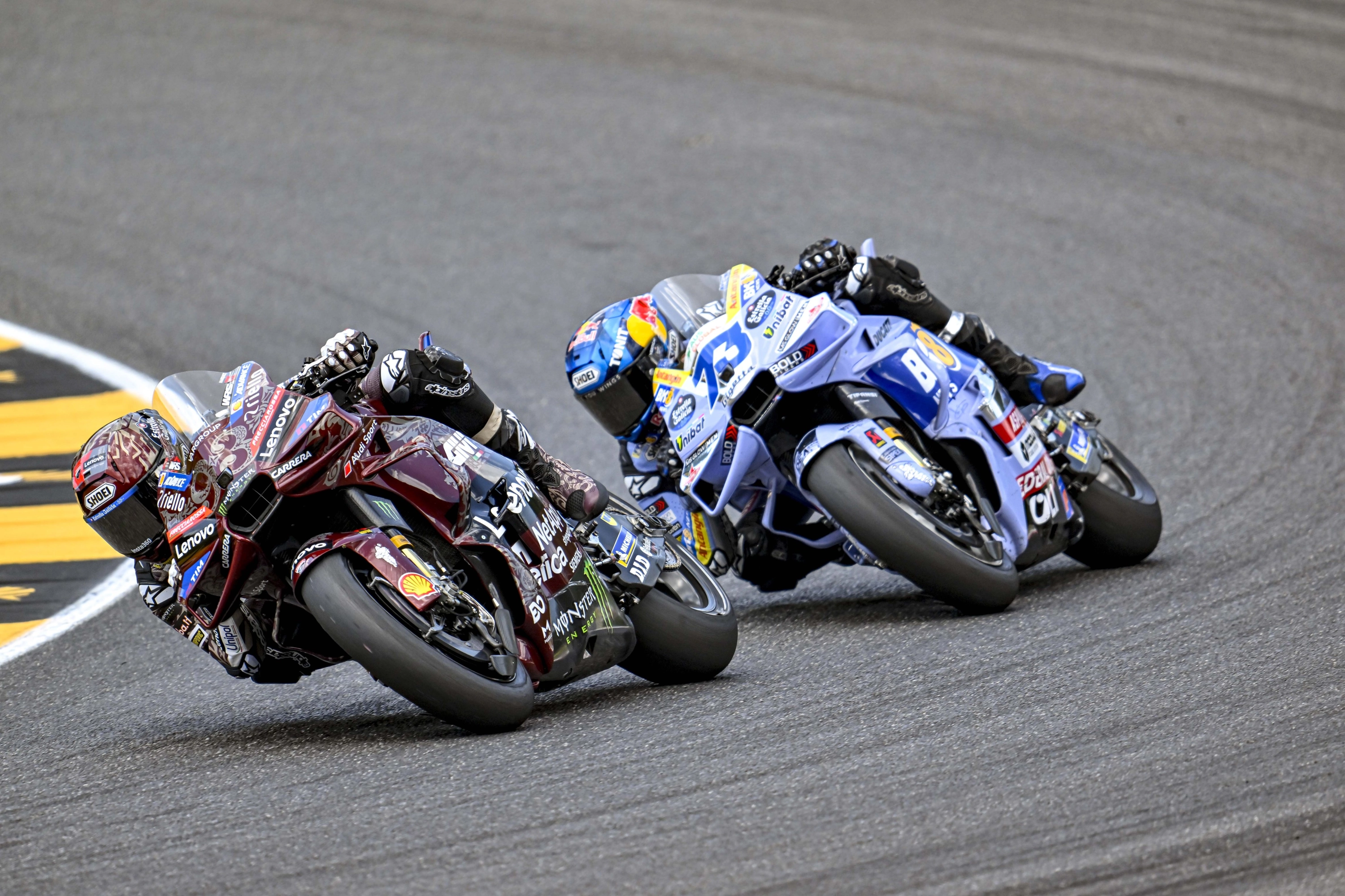 Marc y Álex Márquez, en Mugello, durante el Gran Premio de Italia de MotoGP.