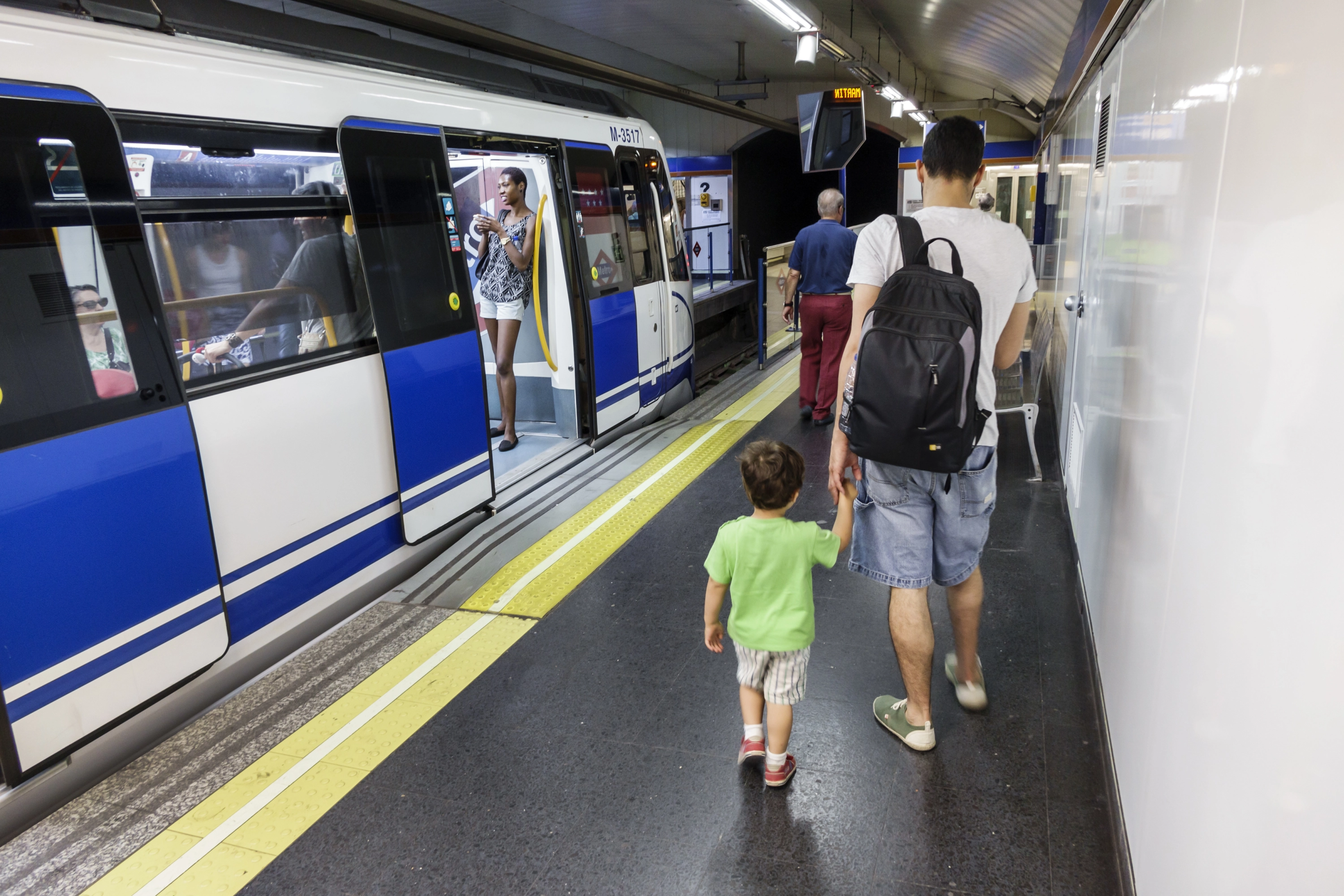 Uma criança no metrô de Madri.