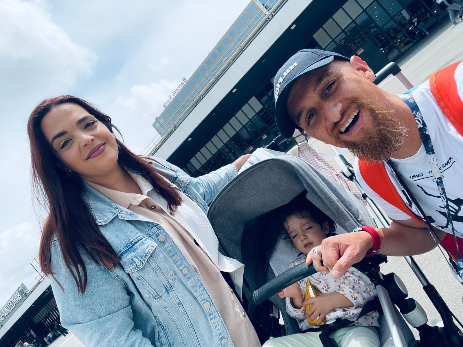 Salvador junto com sua filha Lola e seu parceiro Marisol