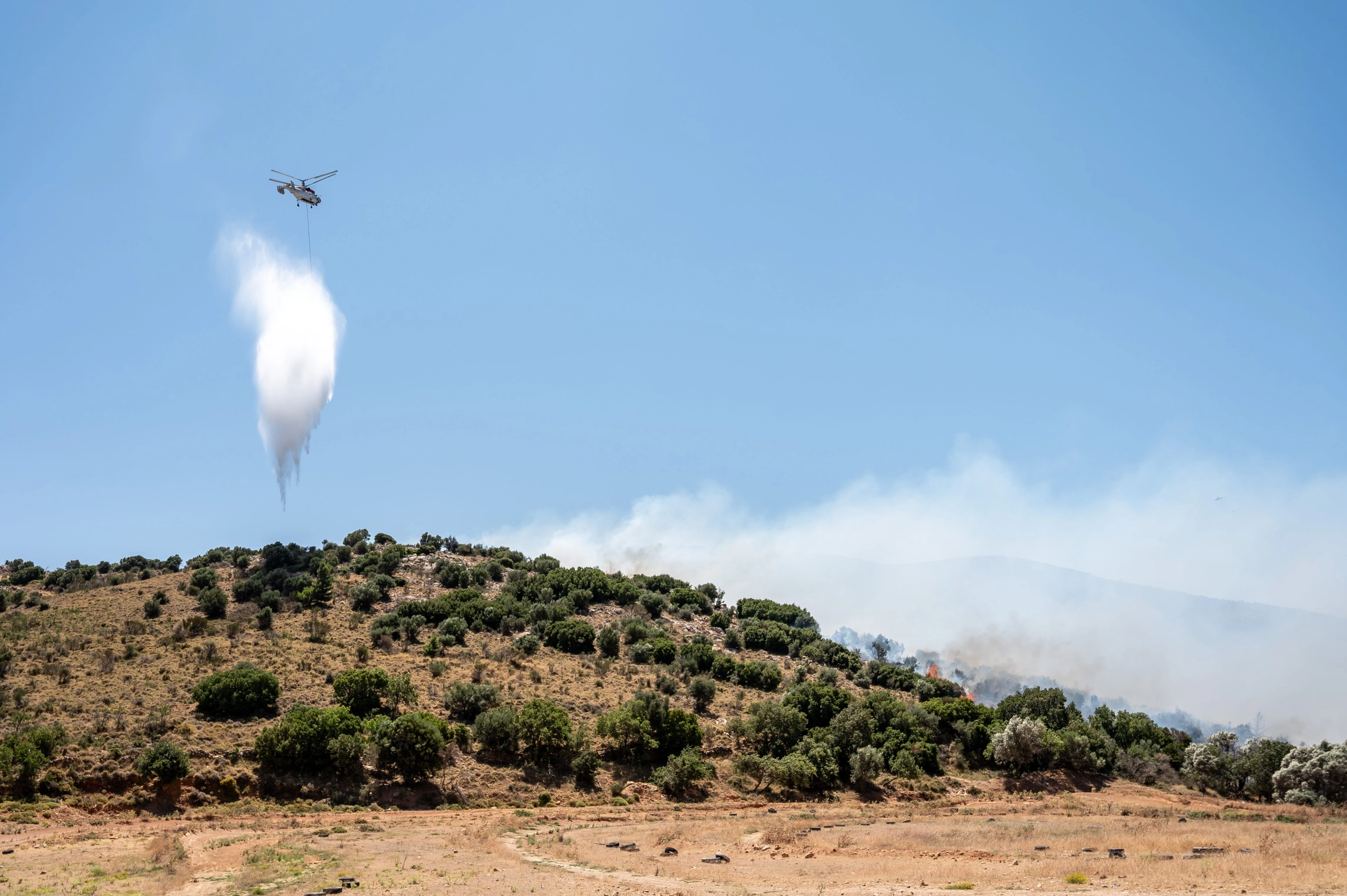 Un helicóptero del cuerpo de bomberos griego durante una operación para extinguir las llamas en la Isla de Quíos.