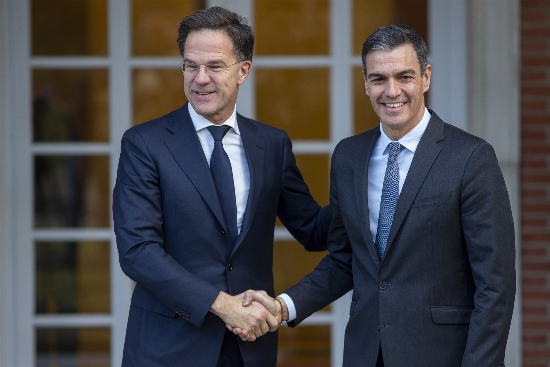 El secretario general de la OTAN junto al presidente del Gobierno, Pedro Sánchez, en enero en Madrid.