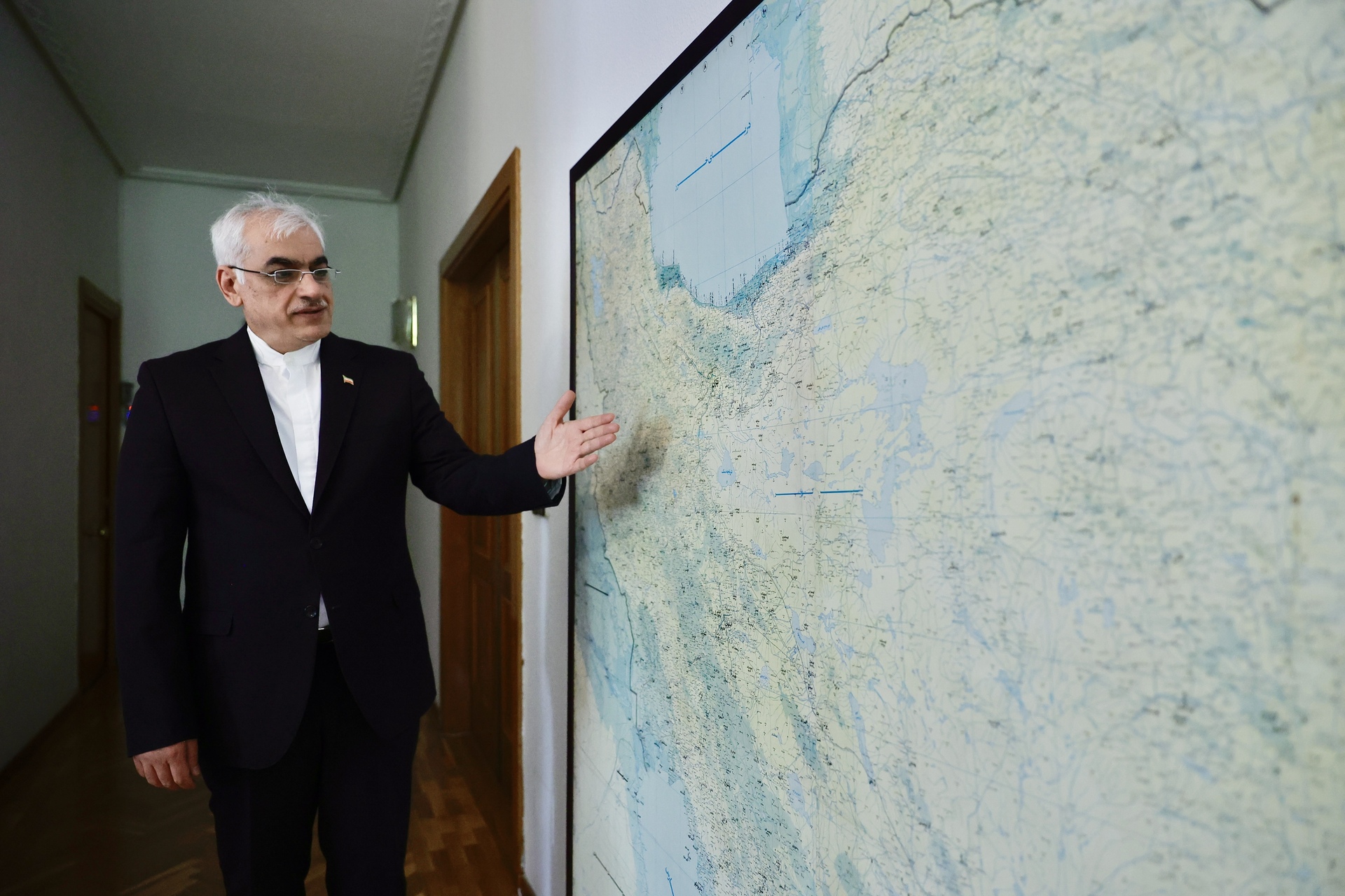 El embajador muestra el mapa de Irán.