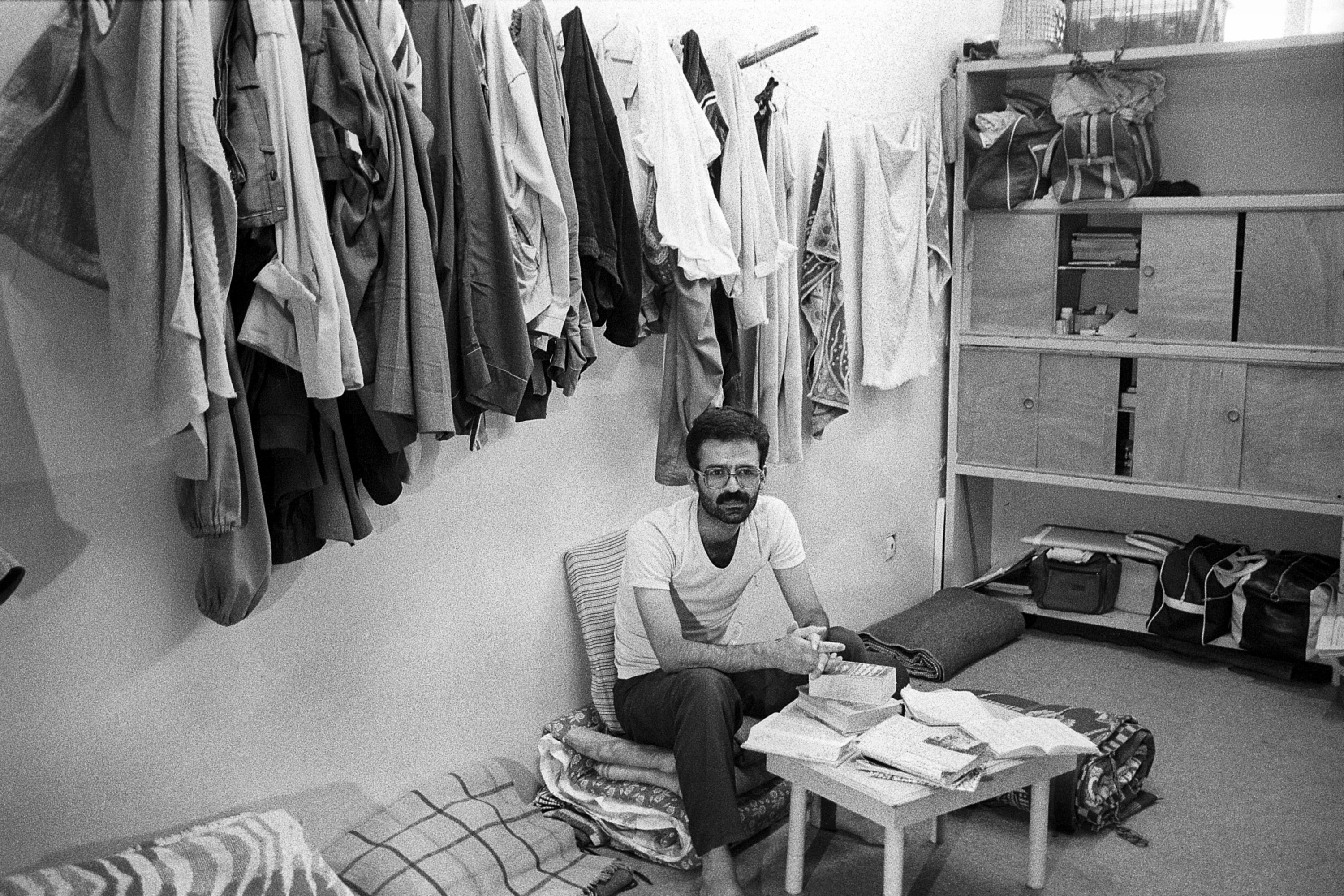 Un prisionero político en su celda, en 1986.