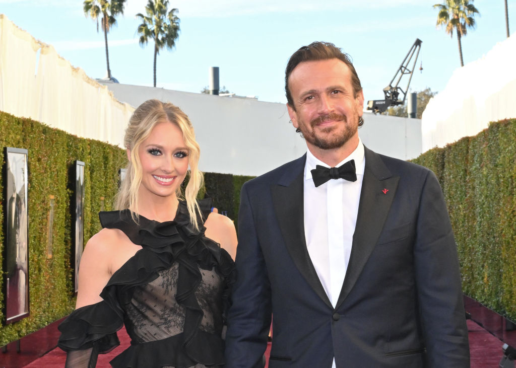 Kayla Radomski y Jason Segel en los Golden Globes en Beverly Hilton.