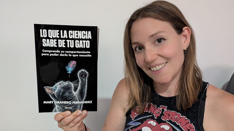 Mary Granero, especializada en comportamiento animal, sostiene su libro 'Lo que la ciencia sabe de tu gato'