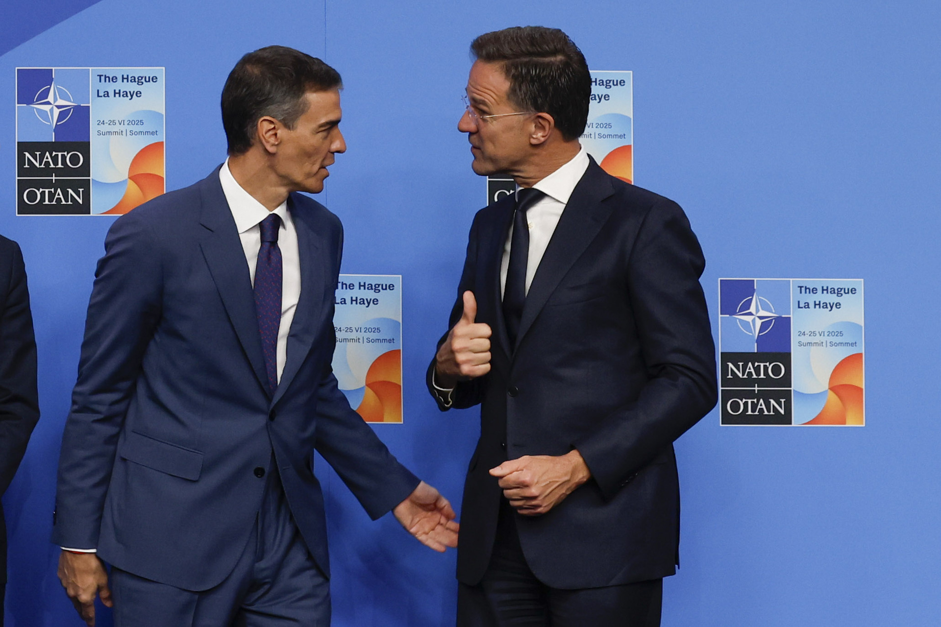 LA HAYA, 25/06/2025.- El secretario general de la Organización del Tratado del Atlántico Norte (OTAN), Mark Rutte (d), recibe al presidente del Gobierno de España, Pedro Sánchez (i), a su llegada a la cumbre de la OTAN que se celebra, este miércoles, en La Haya, Países Bajos. EFE/ J.J. Guillén