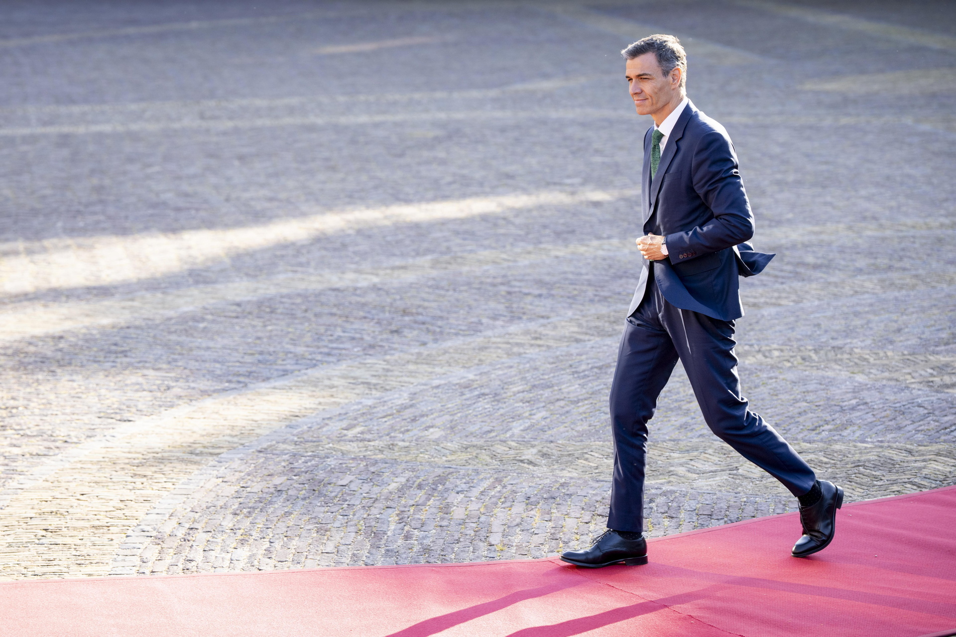 The Hague (Netherlands), 24/06/2025.- Spanish Prime Minister Pedro Sanchez arrives at the Paleis Huis ten Bosch for the dinner with world leaders at the invitation of Dutch King Willem-Alexander and Queen Maxima, in The Hague, The Netherlands, 24 June 2025. The dinner marks the start of the NATO summit in The Hague. The Netherlands hosts the NATO Summit in The Hague on 24 and 25 June, the first such summit to be held in the country. (Países Bajos; Holanda, La Haya) EFE/EPA/FREEK VAN DEN BERGH