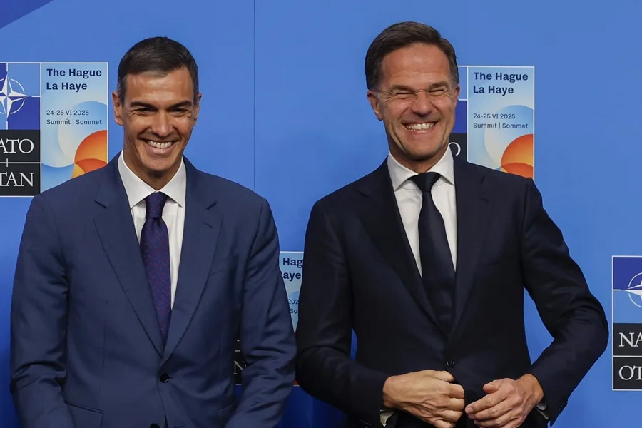 Sánchez junto a Rutte.