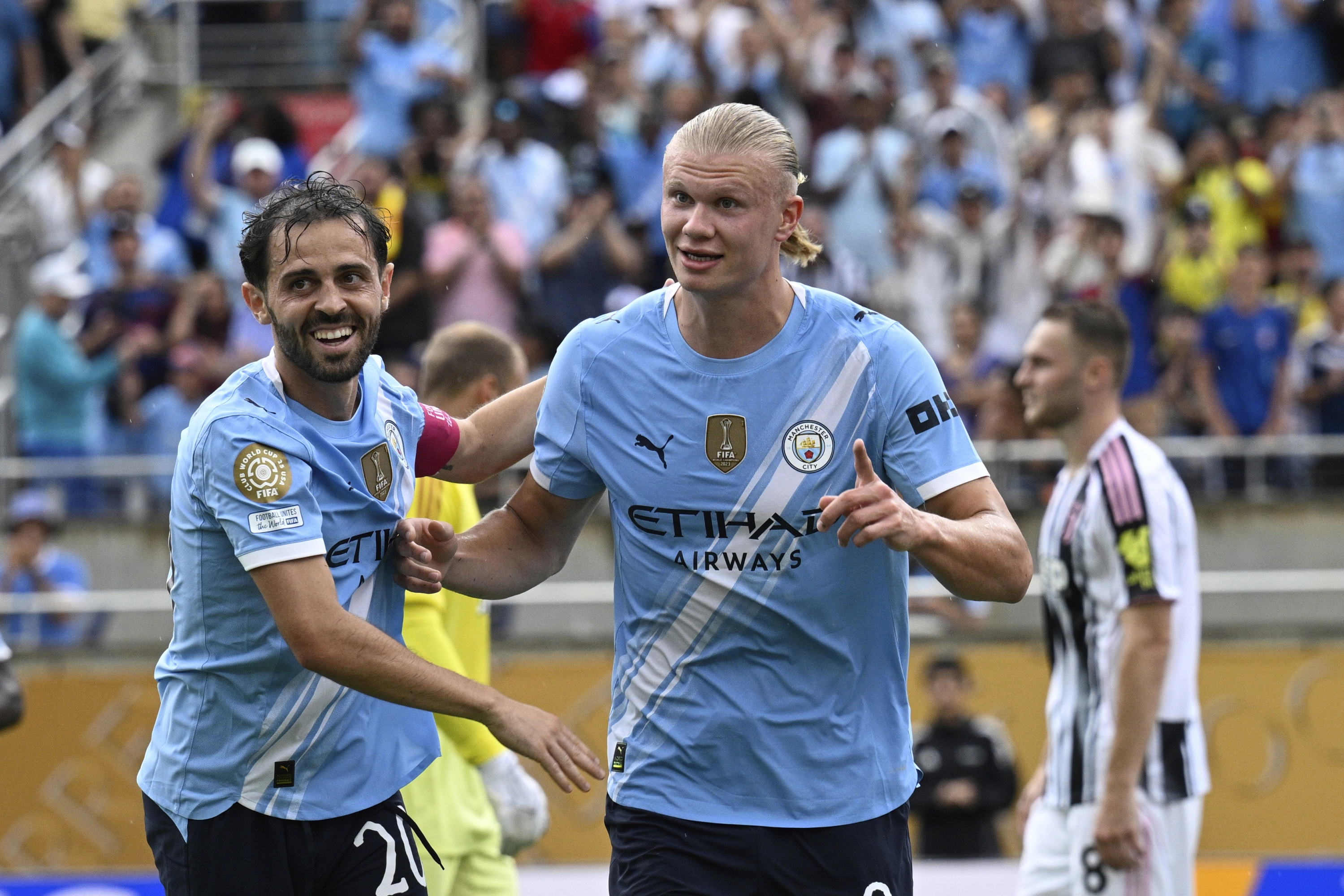 Bernardo Silva y Erling Haaland celebran uno de los goles del Manchester City ante la Juventus