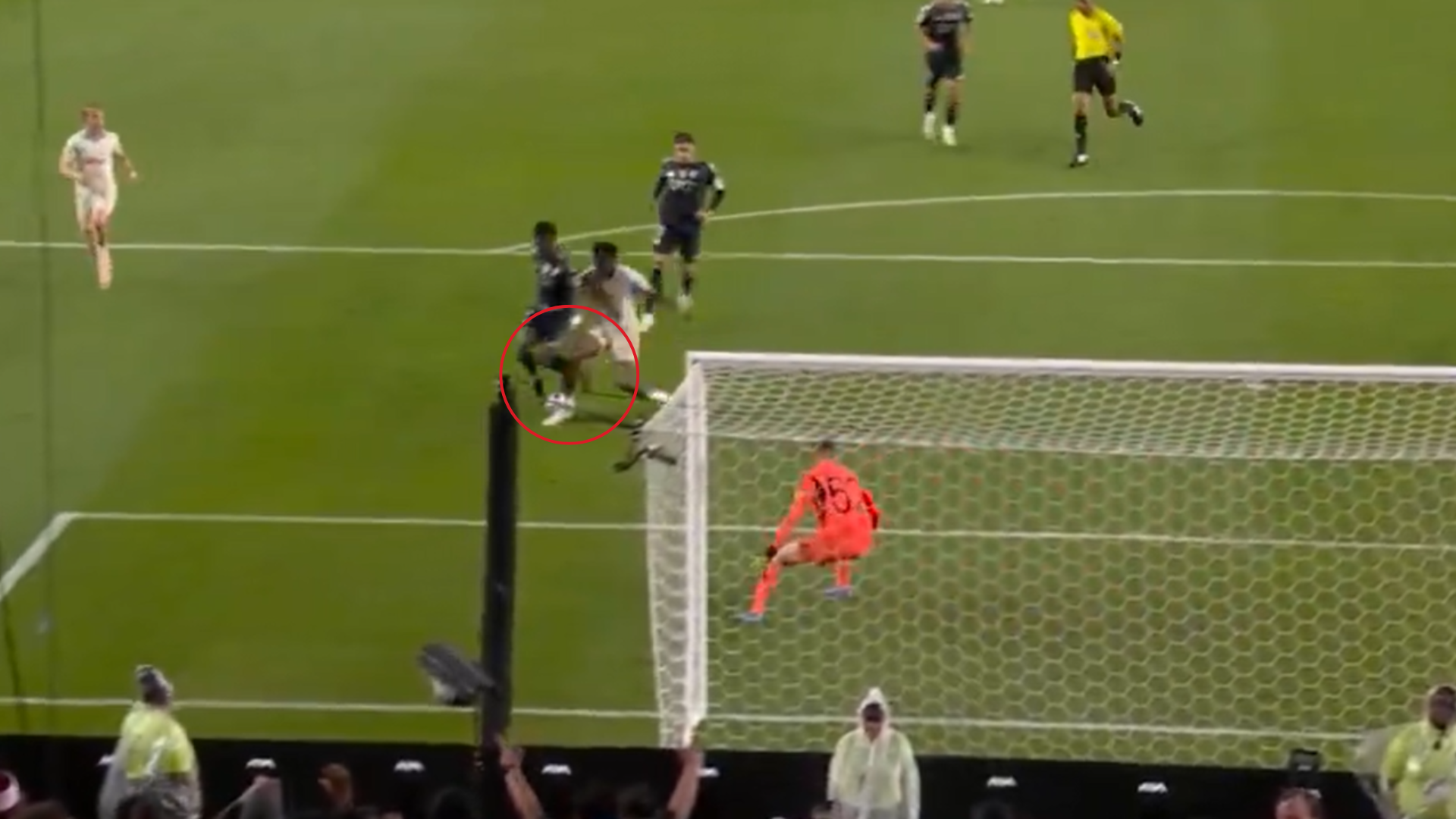 El taconazo de Vinícius para asistir a Fede Valverde.