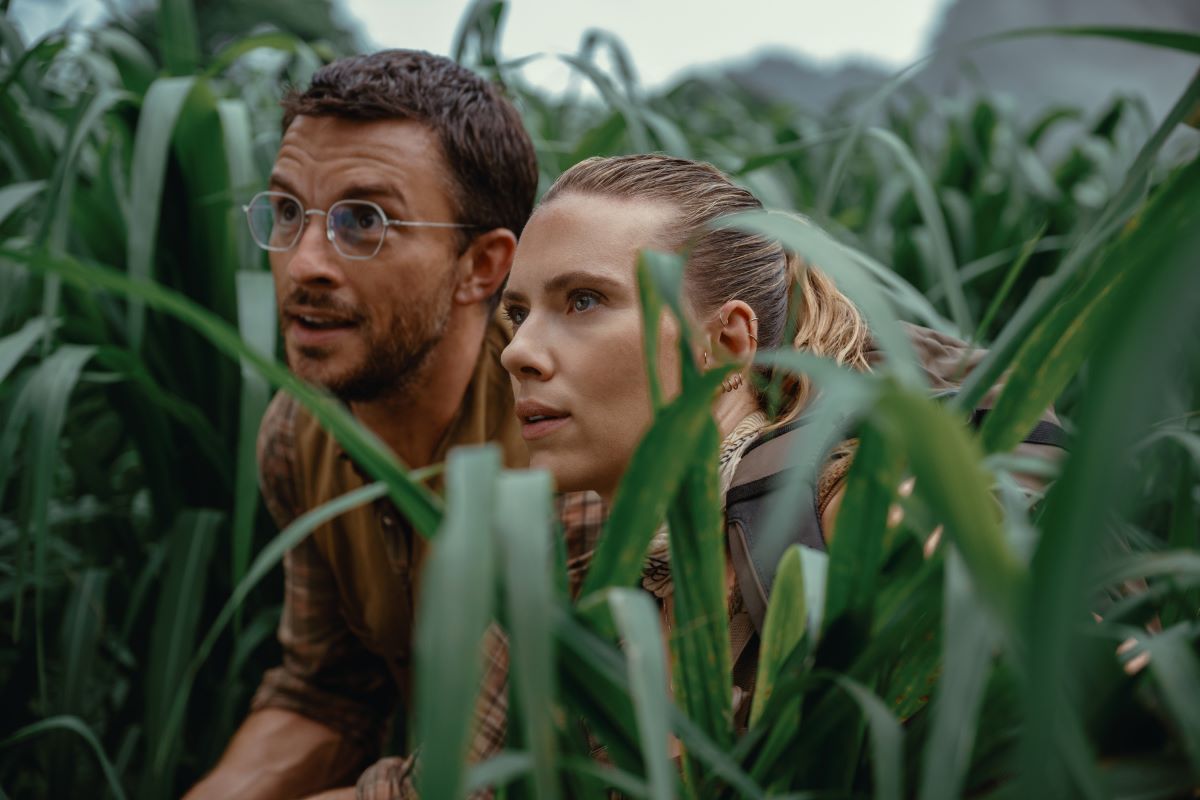Jonathan Bailey and Scarlett Johansson in 'Jurassic World: The Renacer'