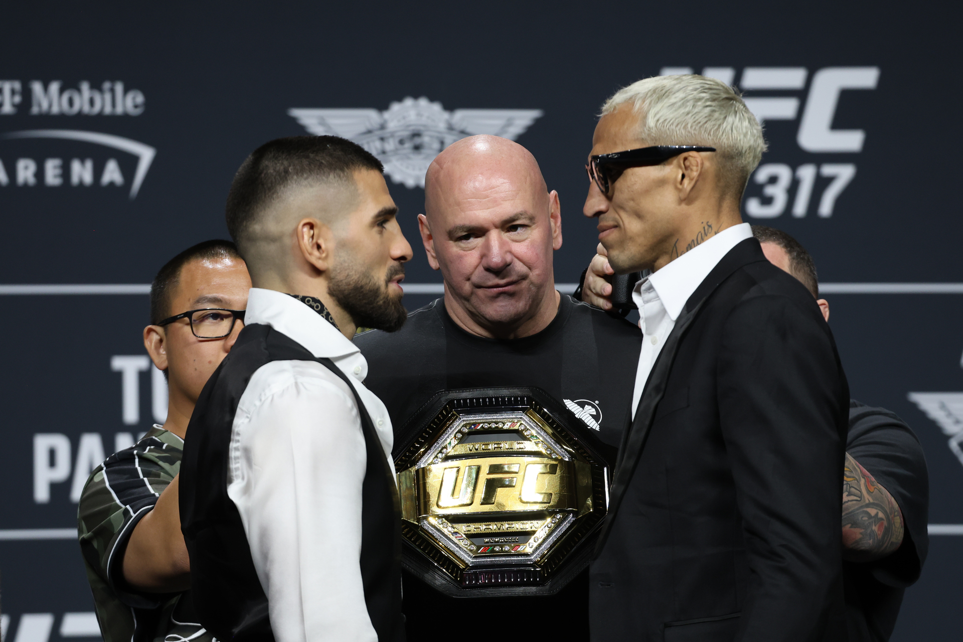 AME8907. Las Vegas (Estados Unidos), 26/06/2025.- El Luchador Hispanogeorgiano ilia topuria (i) se Enfrenta al Brasileño Charles Oliveira Durante Una Rueda de Prensa Este Jueves, En Las Vegas (Estados unidos). Topuria y Oliveira se Enfrentaran El Próximo Sábado en Las Vegas, Donde Disputarán El Título del Peso Ligero En El Ufc 317. Efe/ Octavi Guzmán