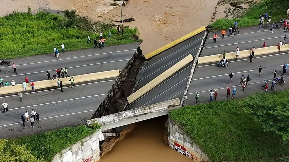 Jose Antonio Peyez Highway Bridge após inundações.