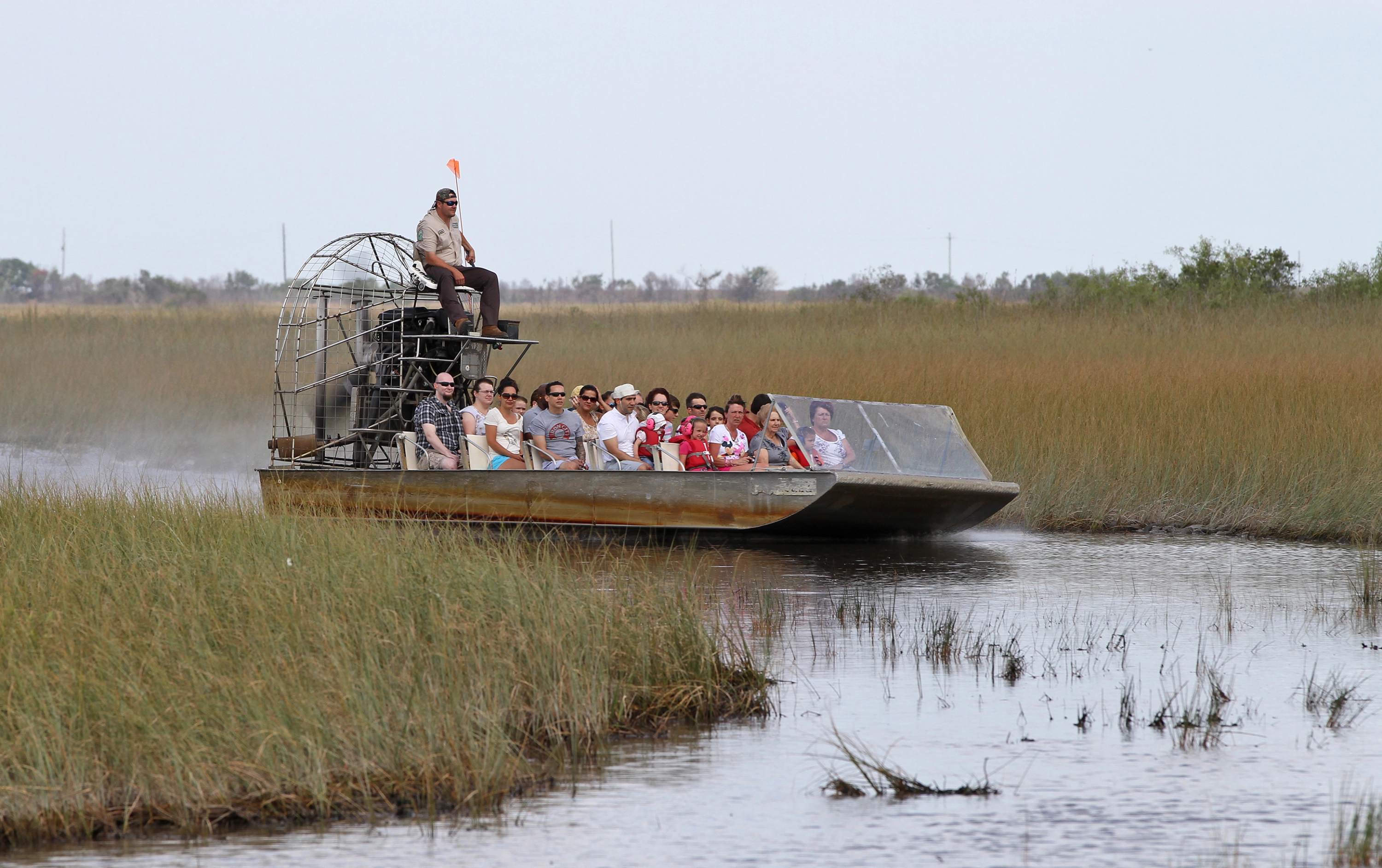 Una embarcación con turistas en los Everglades.