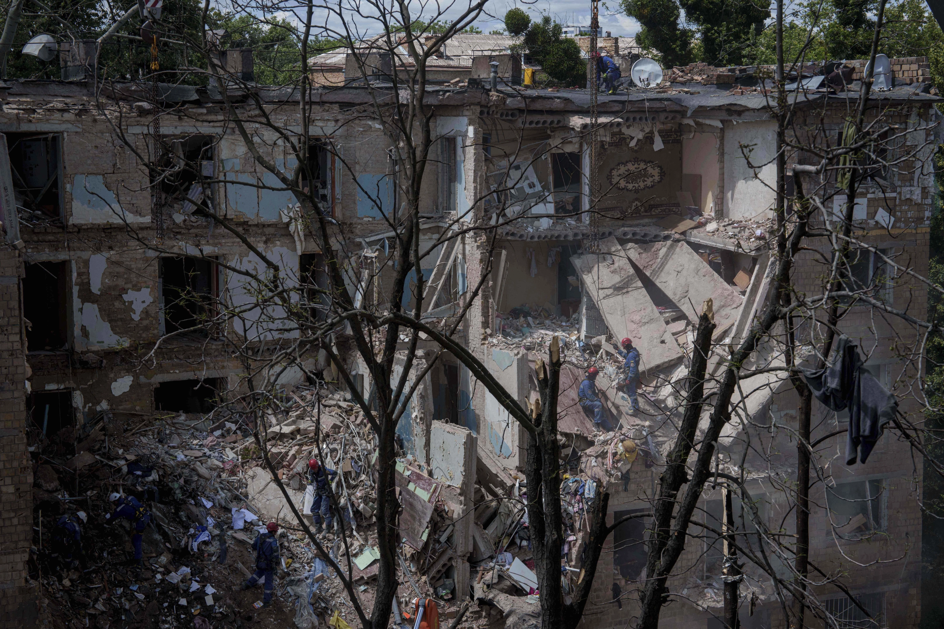 Rescatistas retiran los escombros de una vivienda destruida por un ataque ruso en Kiev, Ucrania, el pasado 23 de junio.