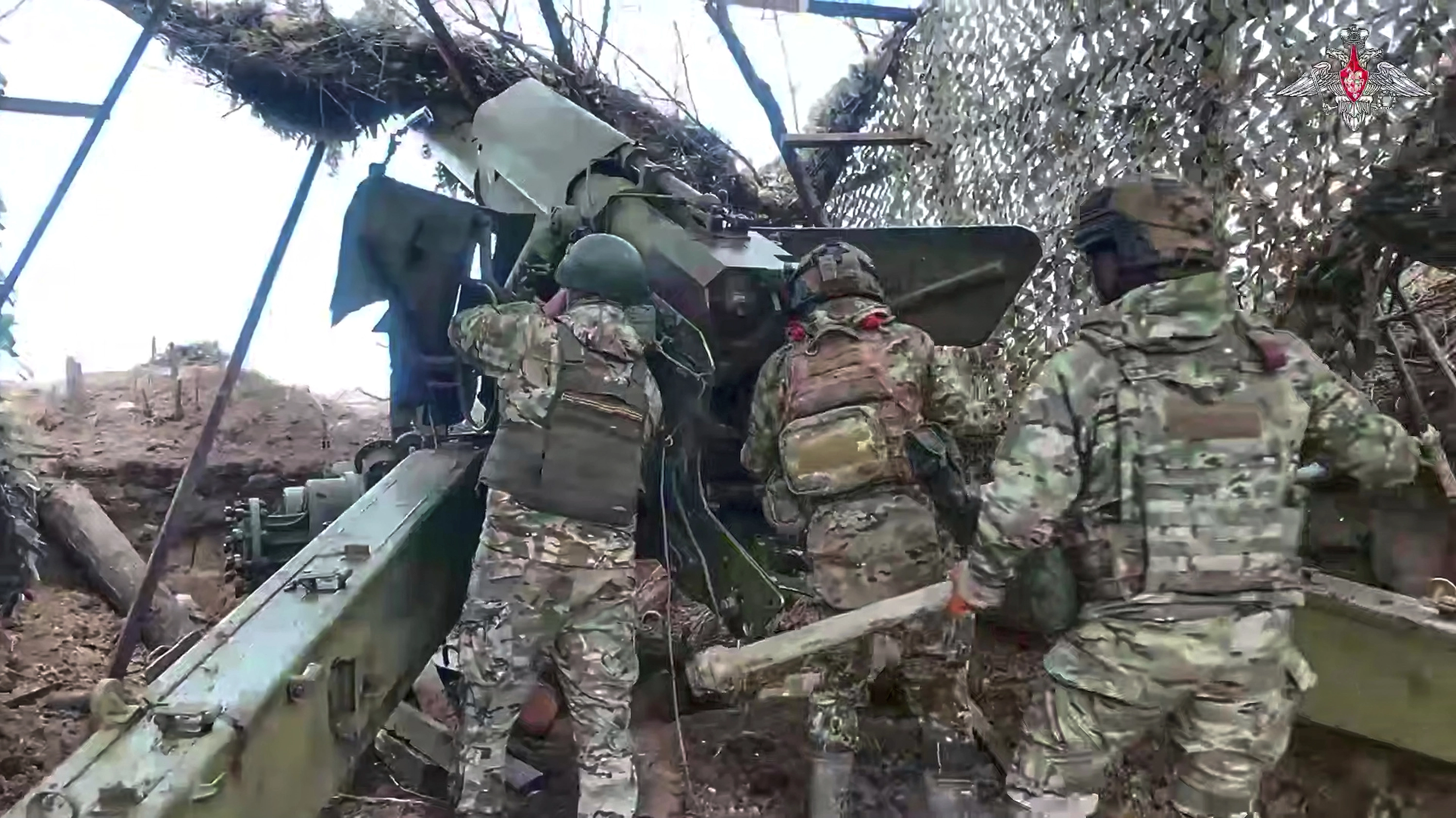 Soldados del Ejército ruso preparan un obús Giatsint-B de 152 mm para disparar contra posiciones ucranianas en Ucrania.